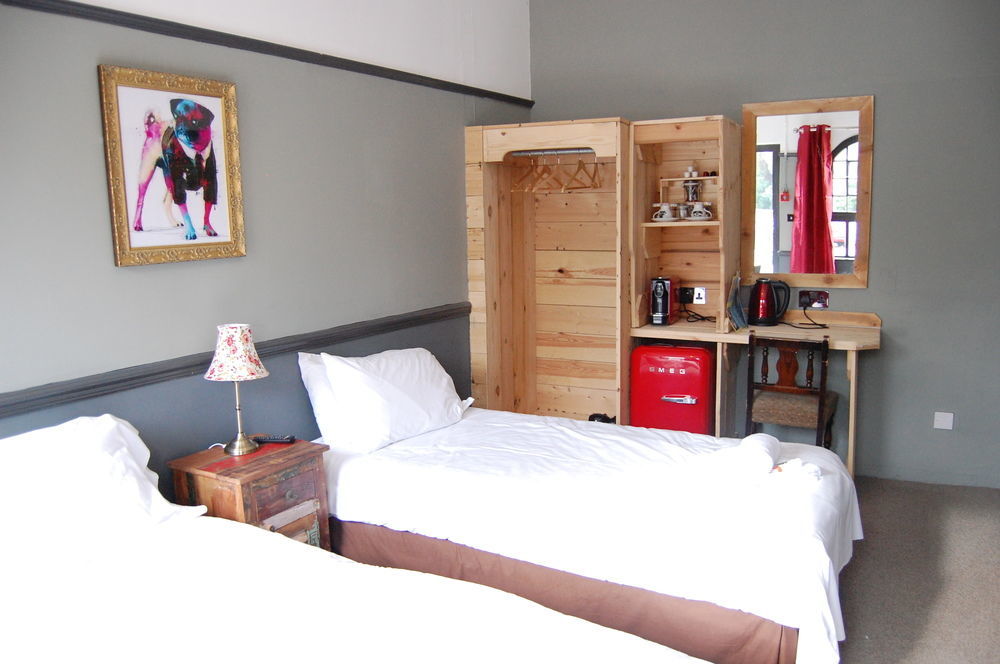 Hotel The Pug & Greyhound Great Glen Exteriér fotografie